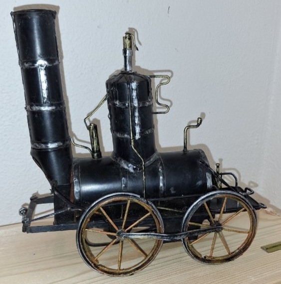 starožitný model - kovový parní stroj, délka 23cm