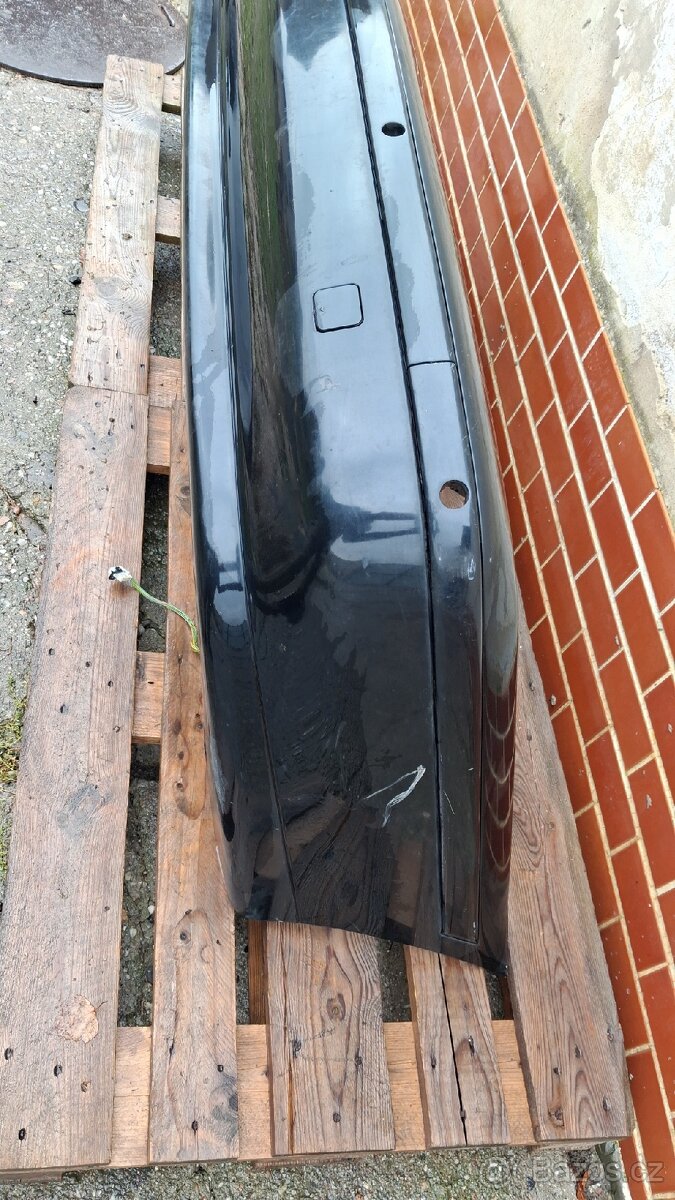 BMW E39 sedan, zadní nárazník. Černý pdc