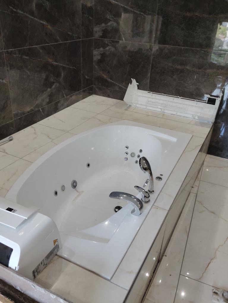 Luxusní vířivá vana s tryskami a světlem – téměř nepoužívaná