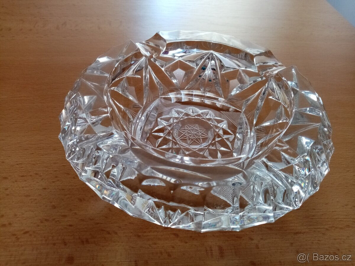 Popelníky z masívního broušeného skla