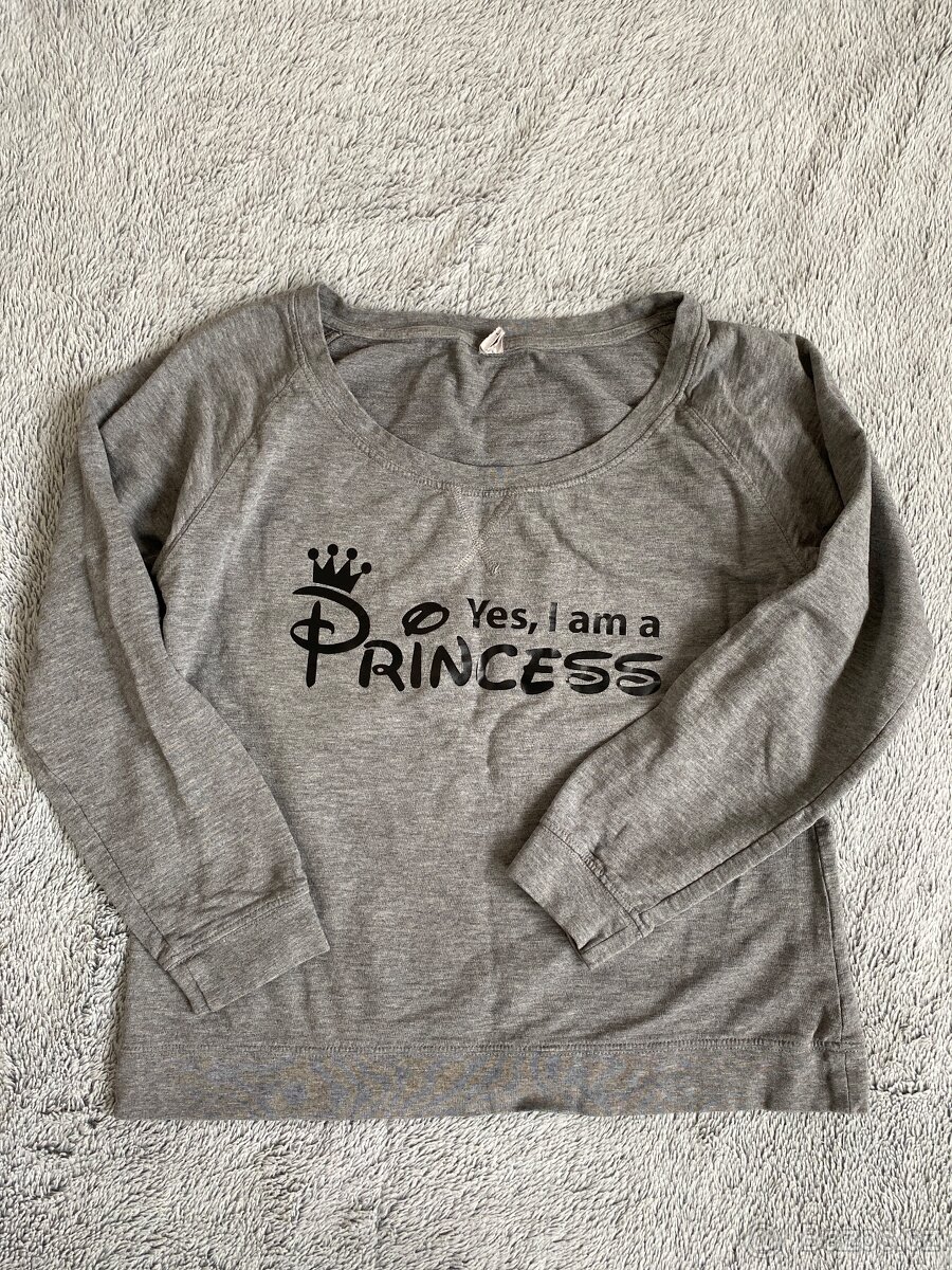 Málo nošená šedá mikina Princess