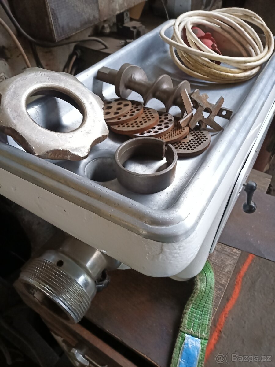 Pila na kosti, vlček - mlýnek na maso