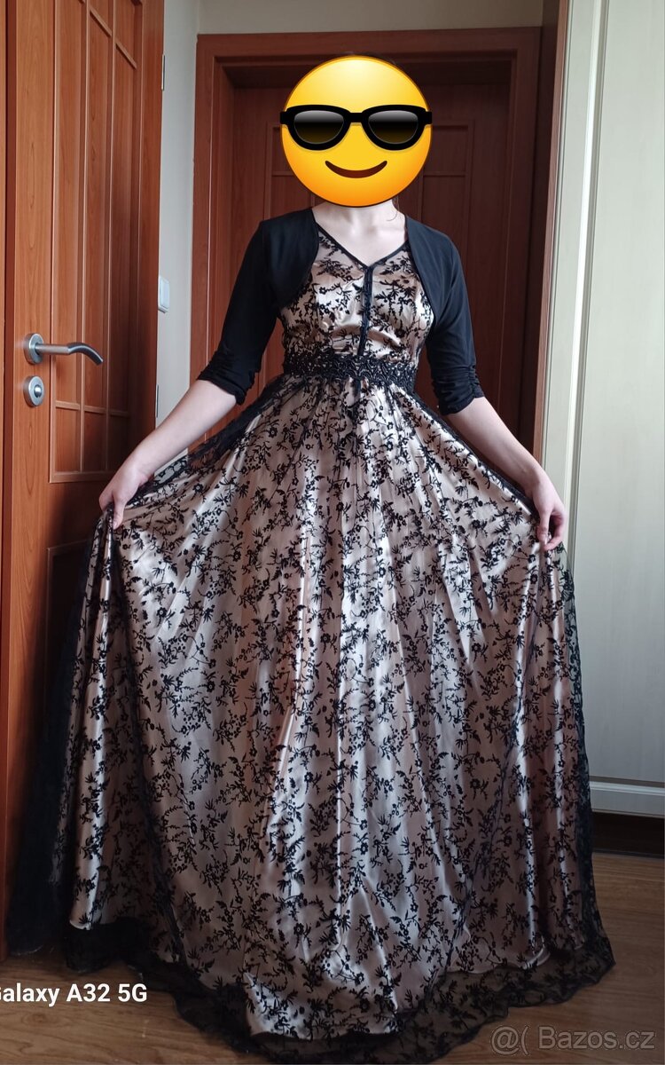 Zlaté dámské šaty s černou krajkou