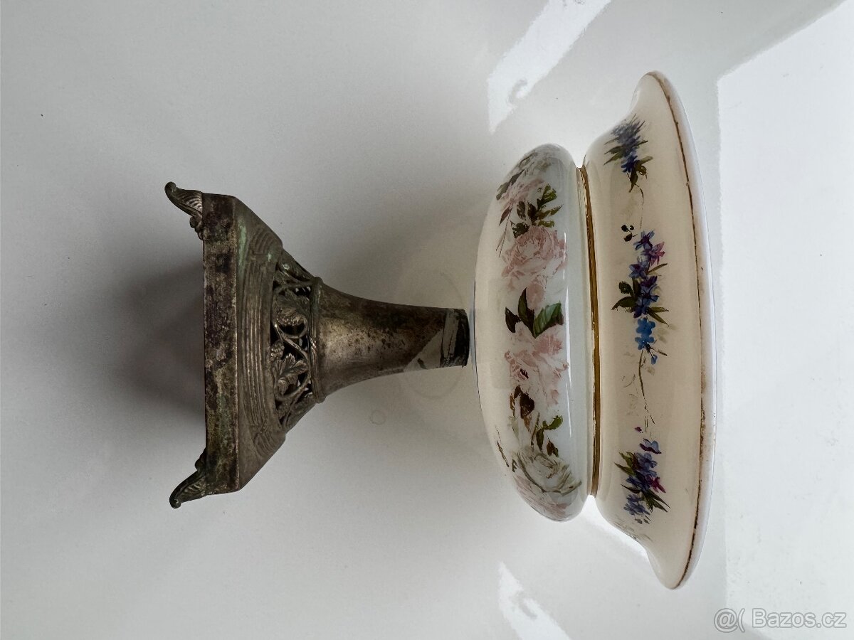 Porcelánová mísa asi z přelomu 19.–20. století.