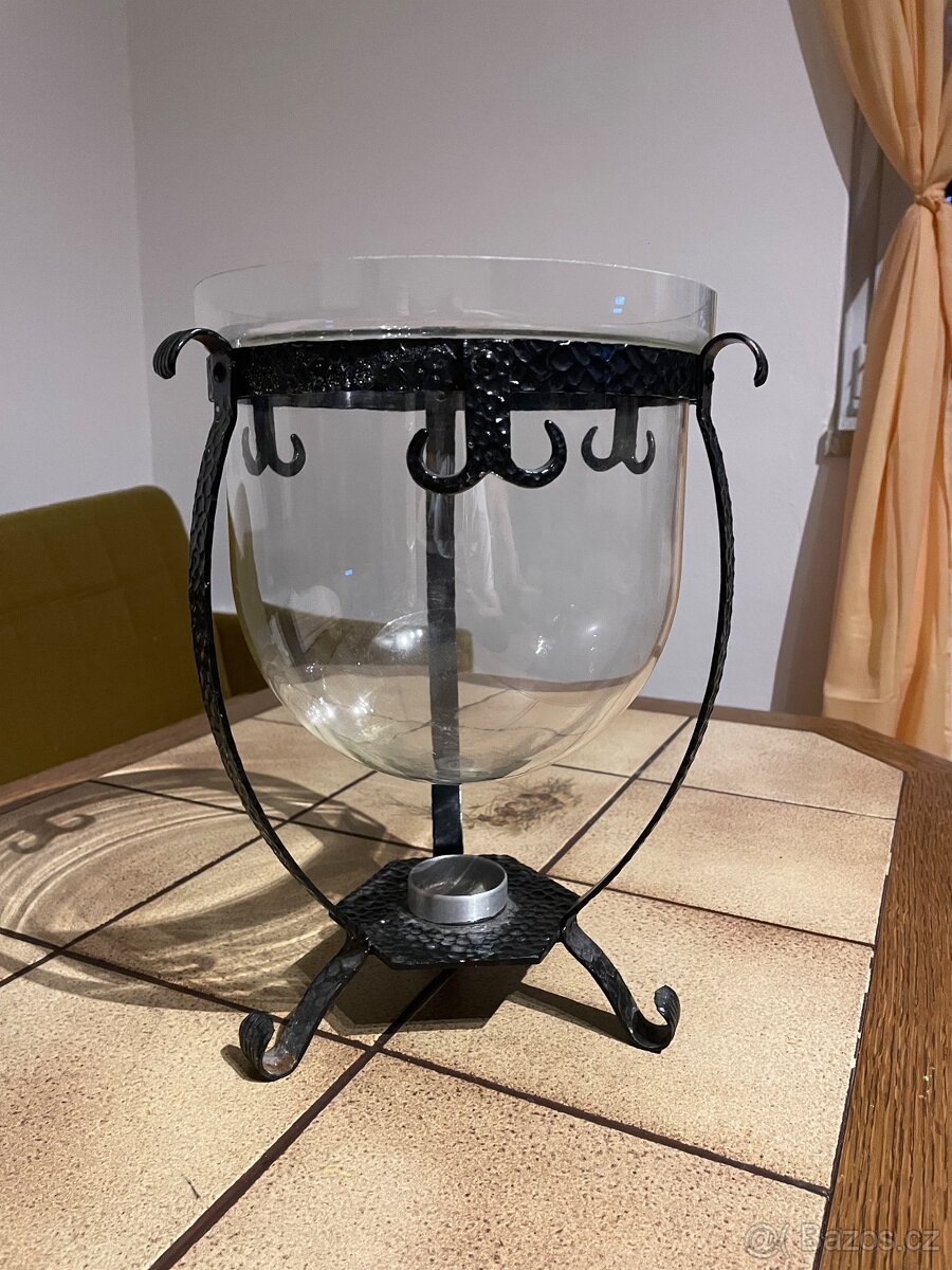 Ručně kovaný svícen se skleněným kalichem