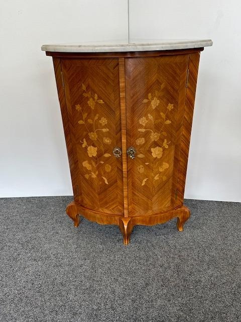 Rohová skříňka okolo roku 1900 - originál.