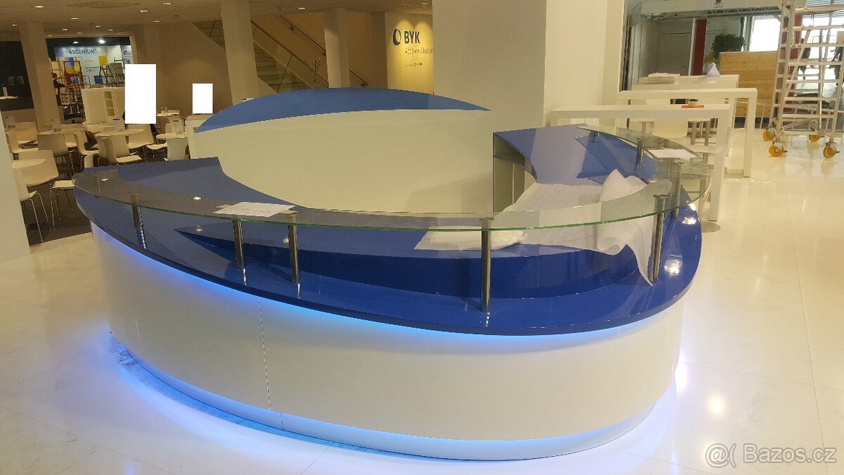 Recepce, info pult, obloukový bar, barový pult