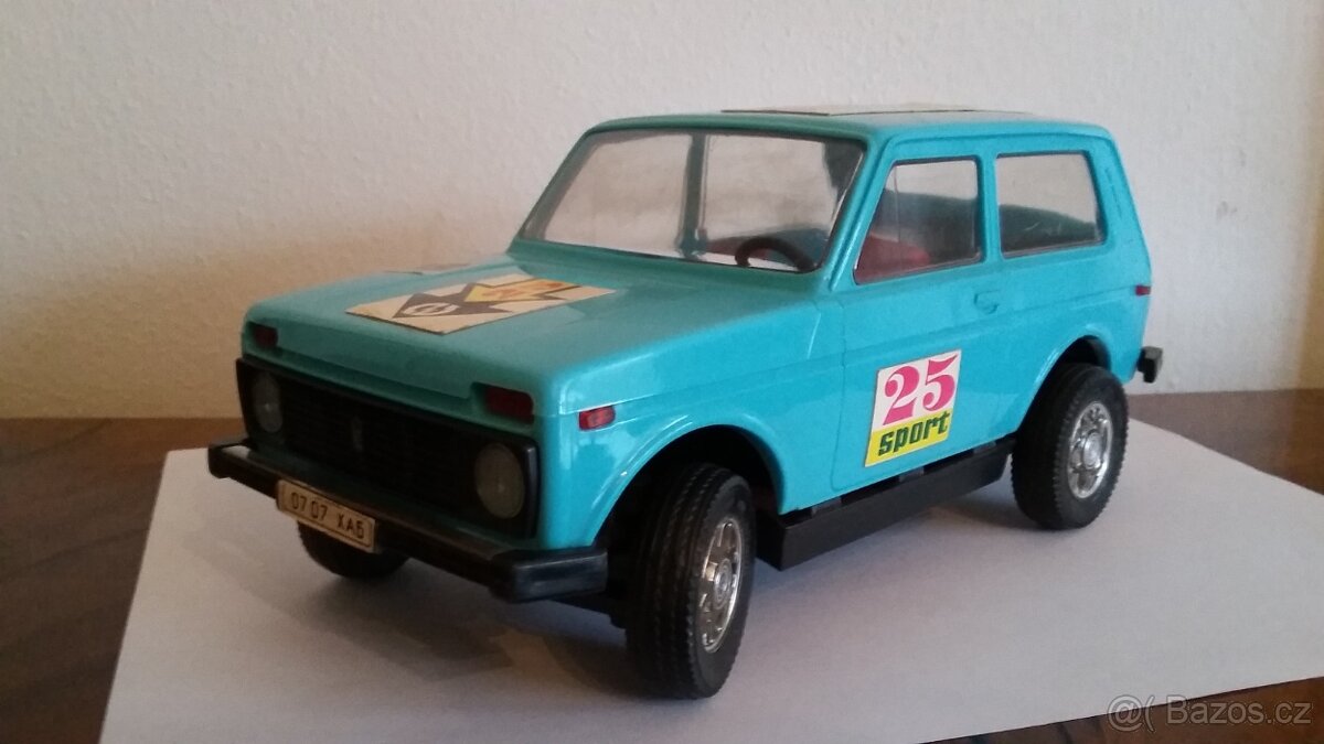 Stará hračka Lada Niva na setrvačník výroba Rusko 1985