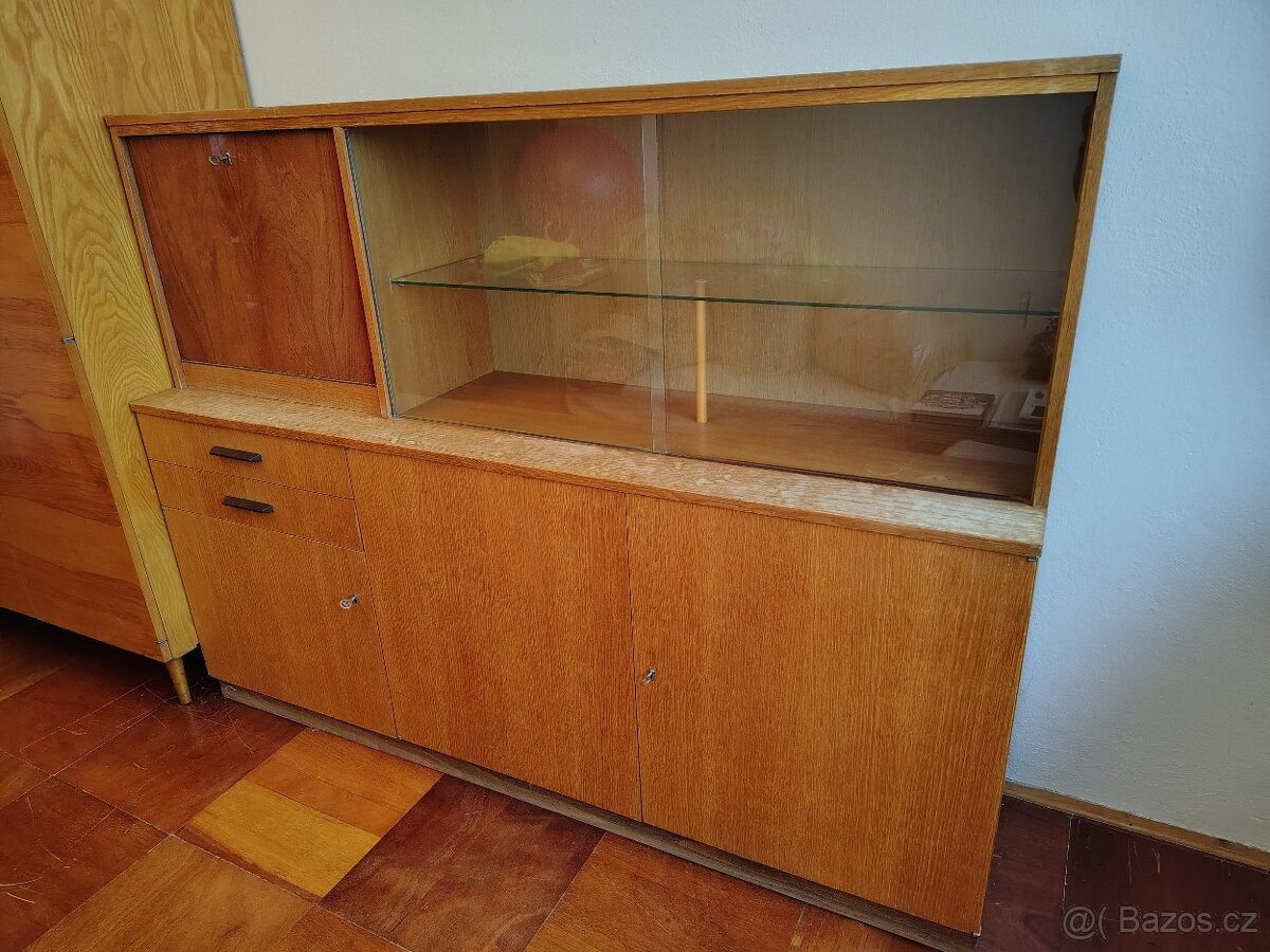 Dřevěný sekretář s prosklenou vitrinou