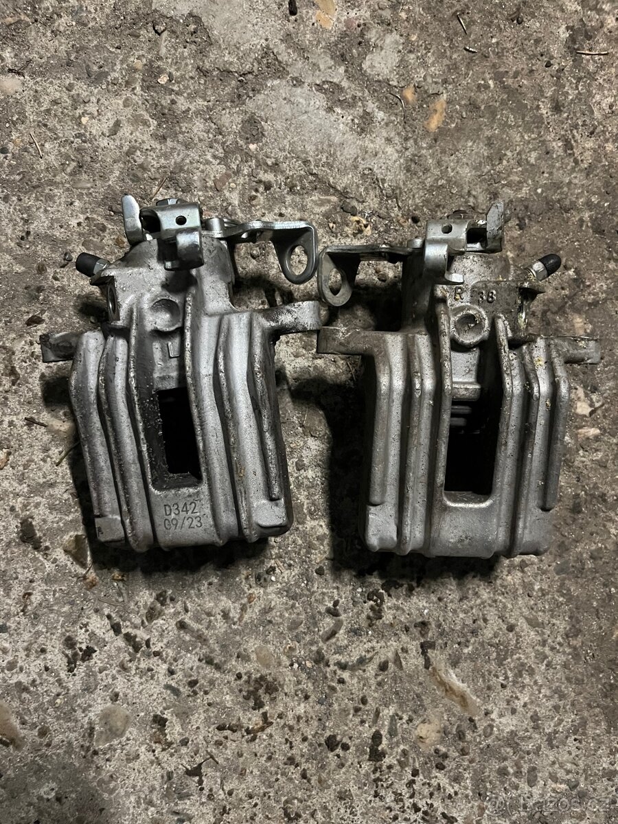 Zadní třmeny - zánovní, záruka na funkčnost