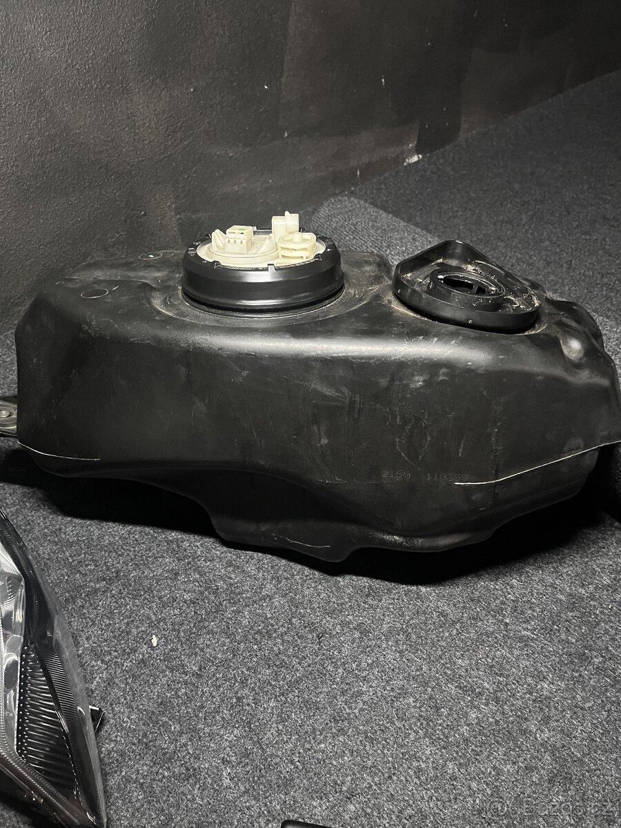 Yamaha YZF-R125 nádrž a palivová pumpa