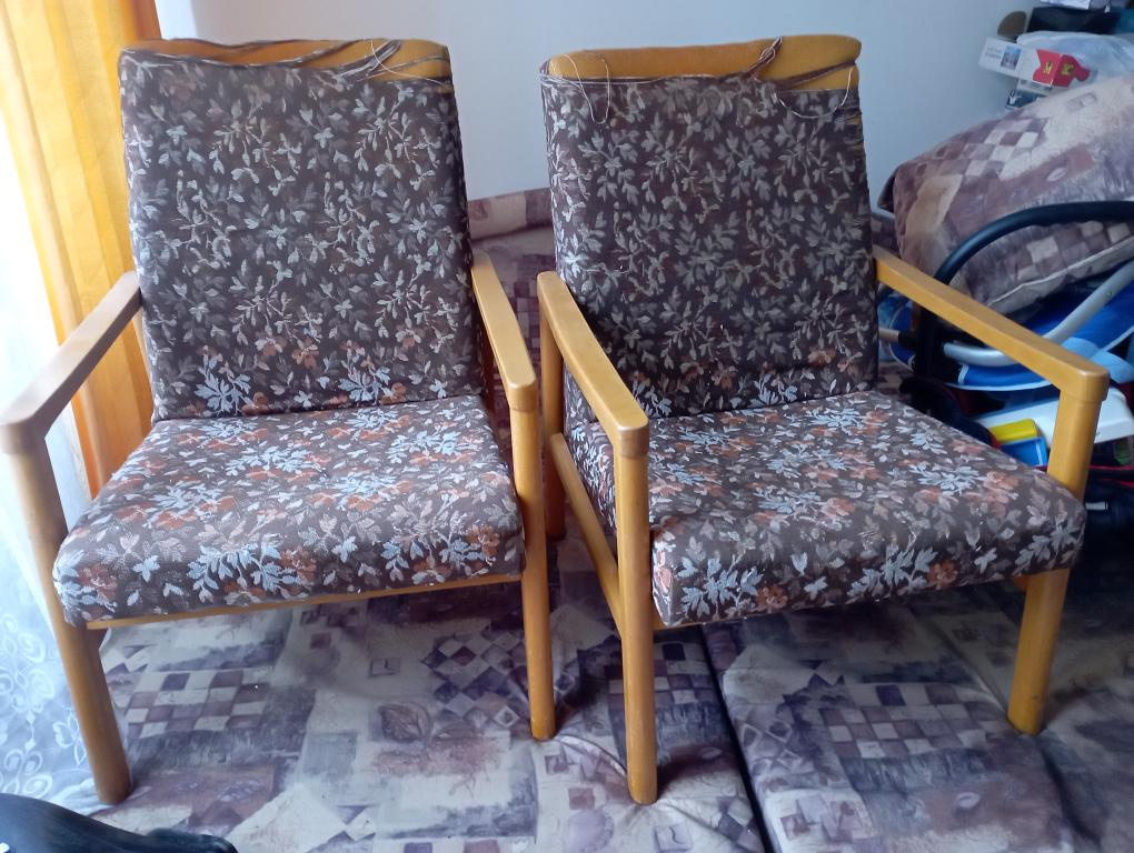 retro křesla TON z 70. nebo 80. let s dřevěnými područkami a
