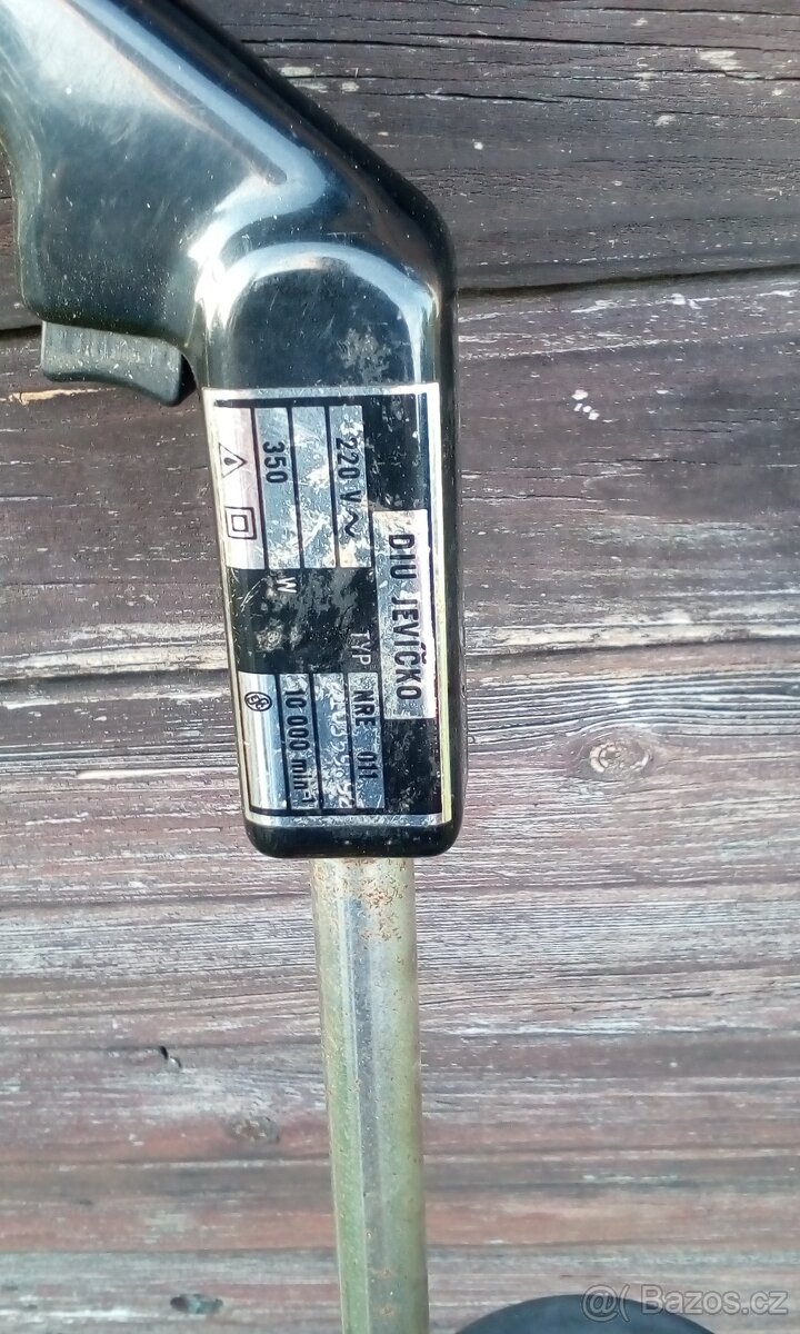 Prodám zahradní elektrický vyžínač trávy