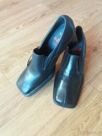 Nové kožené boty na podpatku