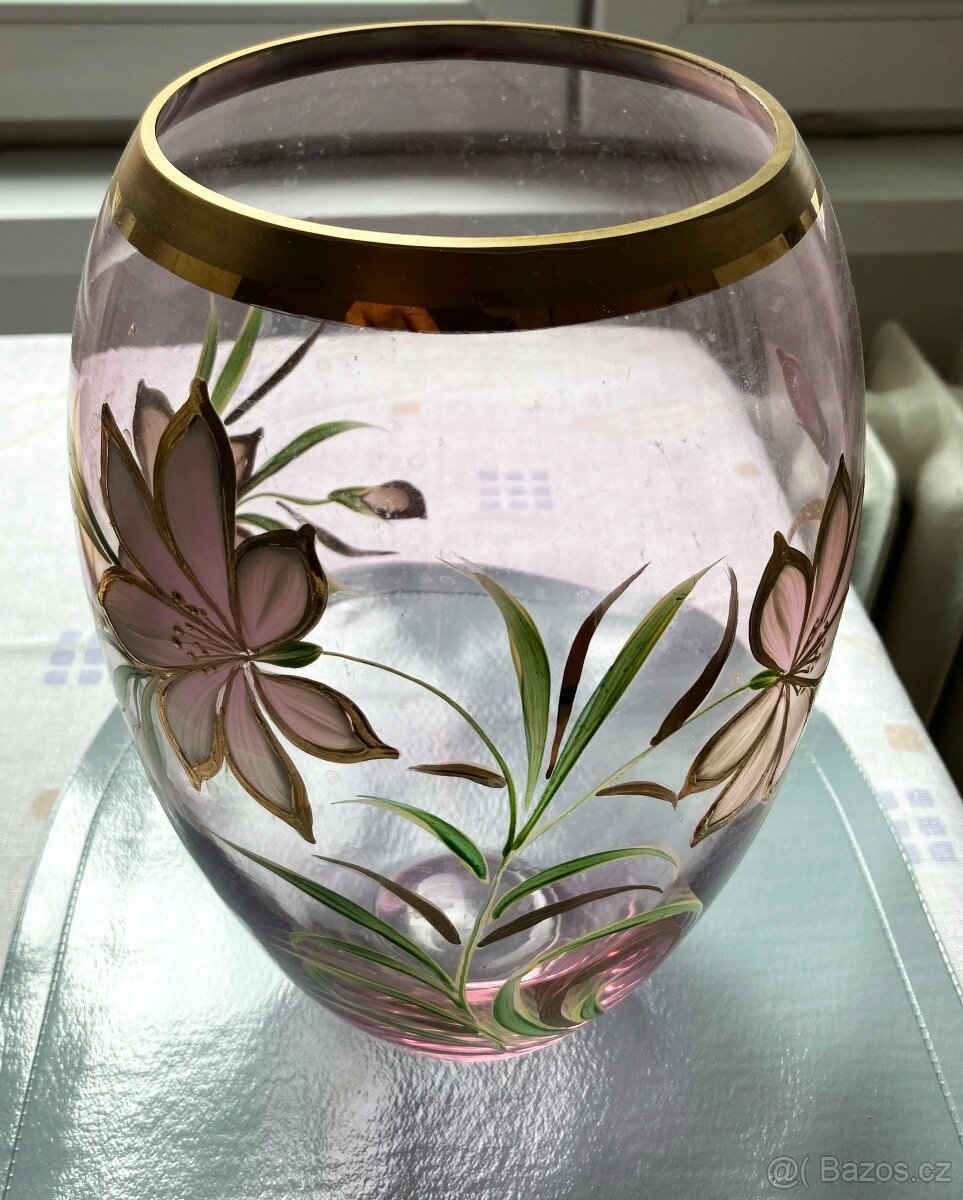 zdobená skleněná váza