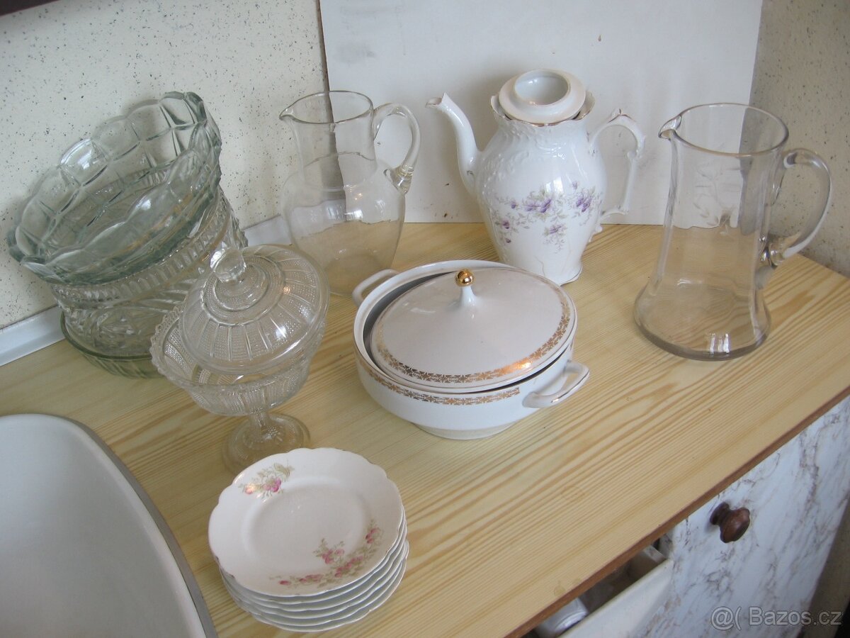 Porcelánové a skleněné nádobí