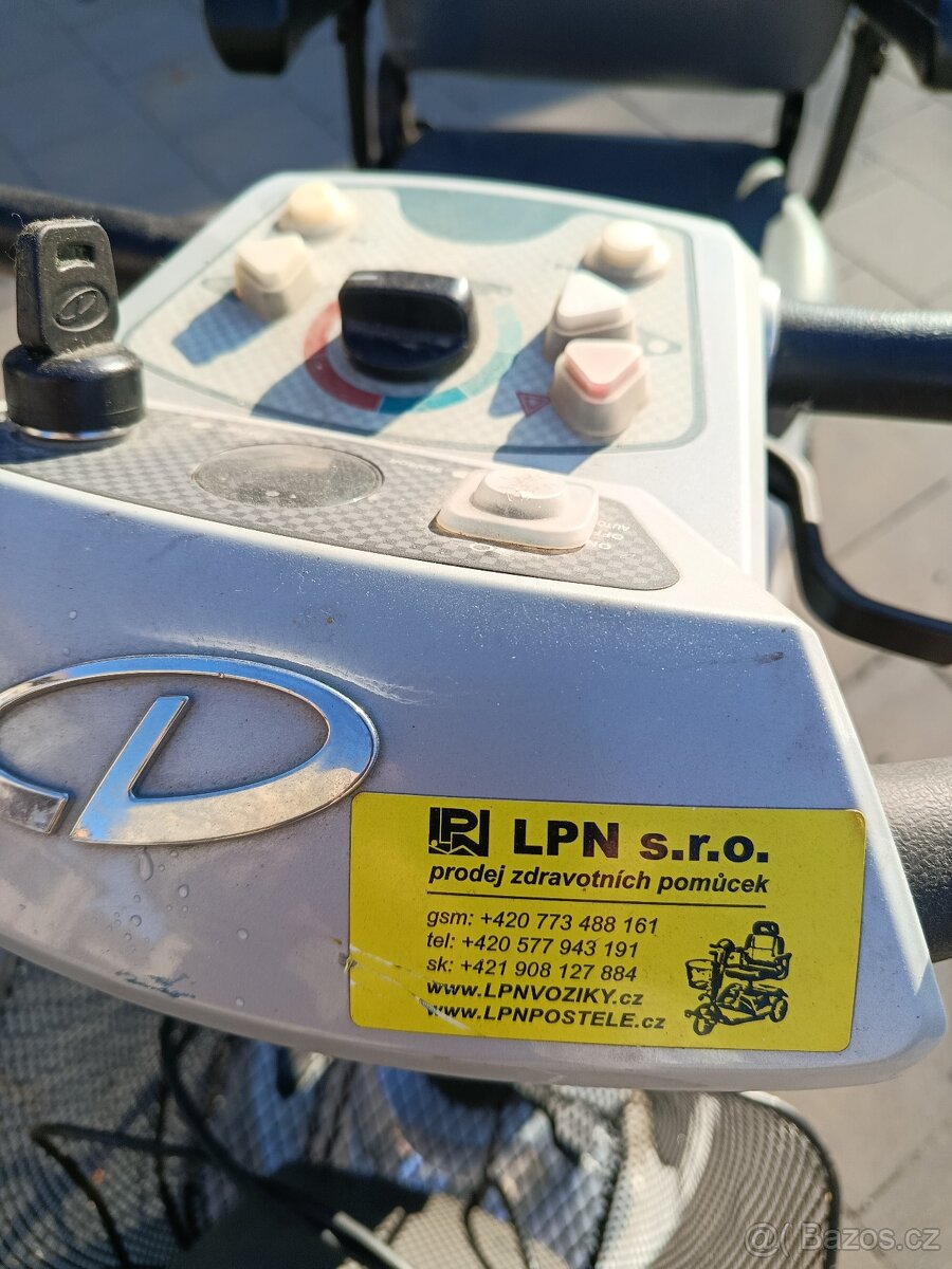 Invalidní elektrický vozík