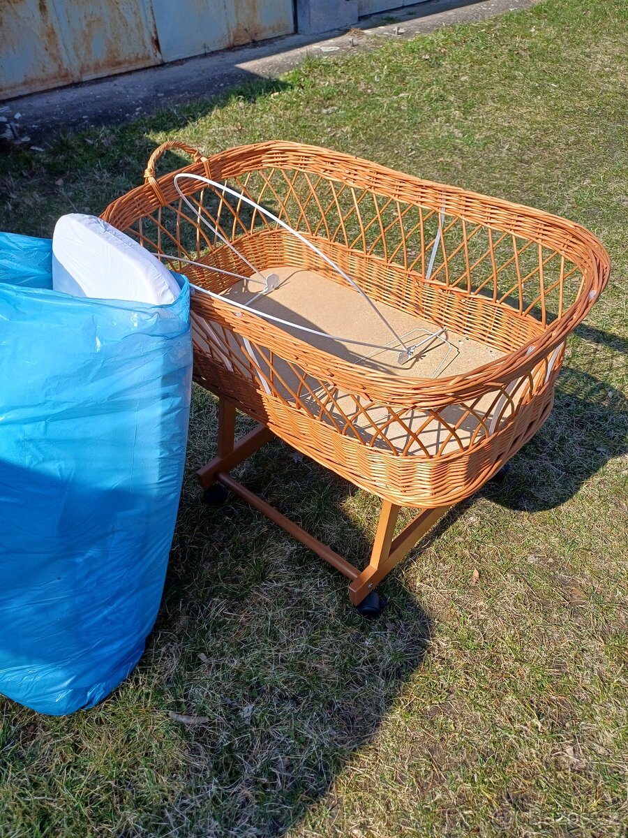 Proutěný košík pro miminko.