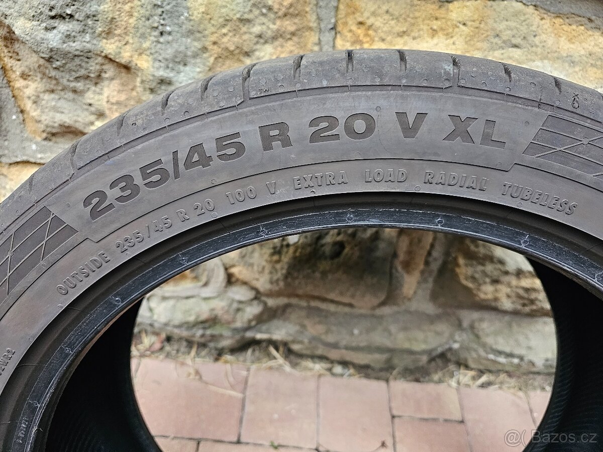 Pneu 235/45 R20