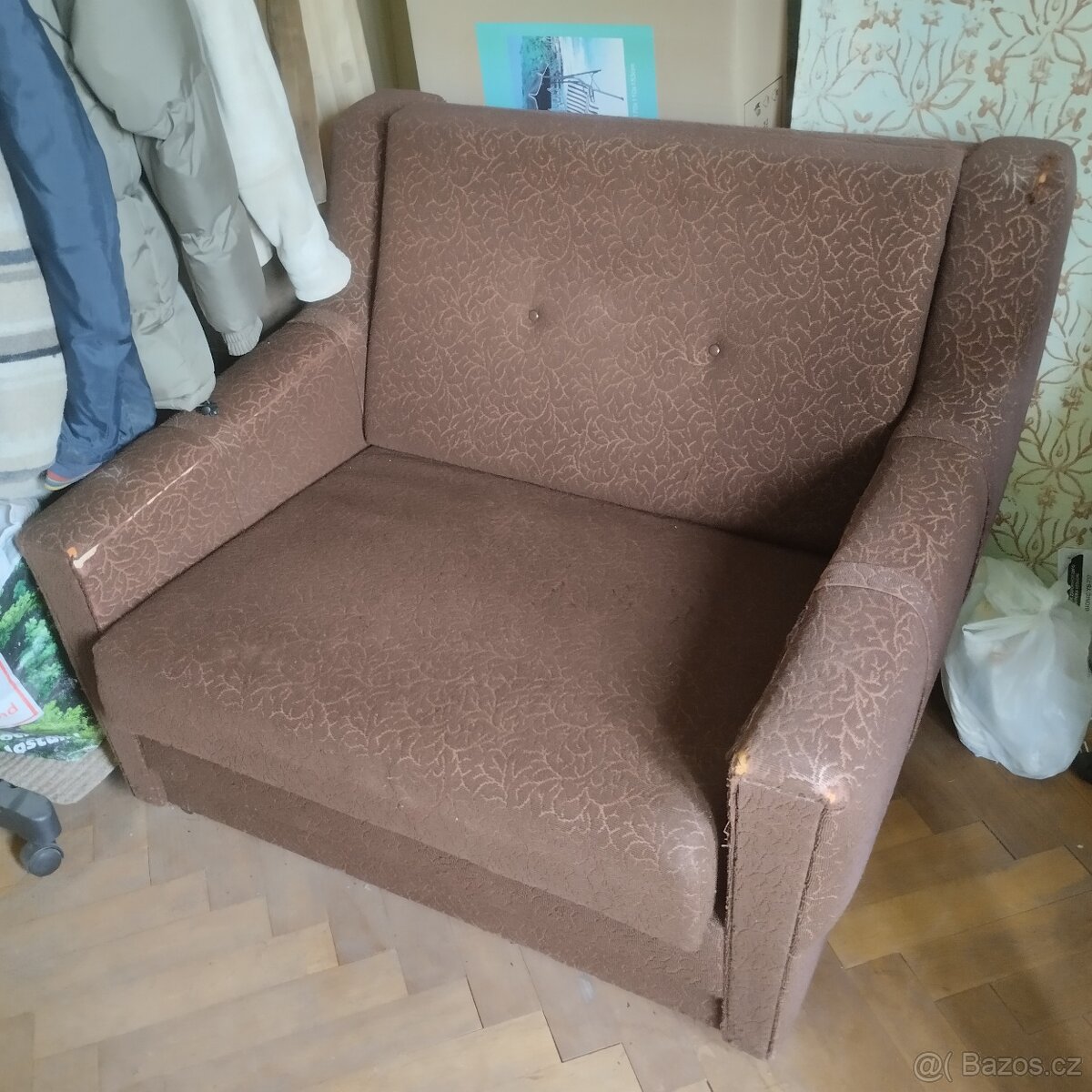 Rozkládací hnědé kreslo