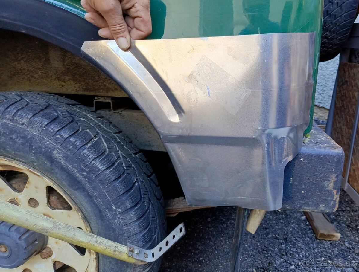 Blatník Suzuki Samurai.