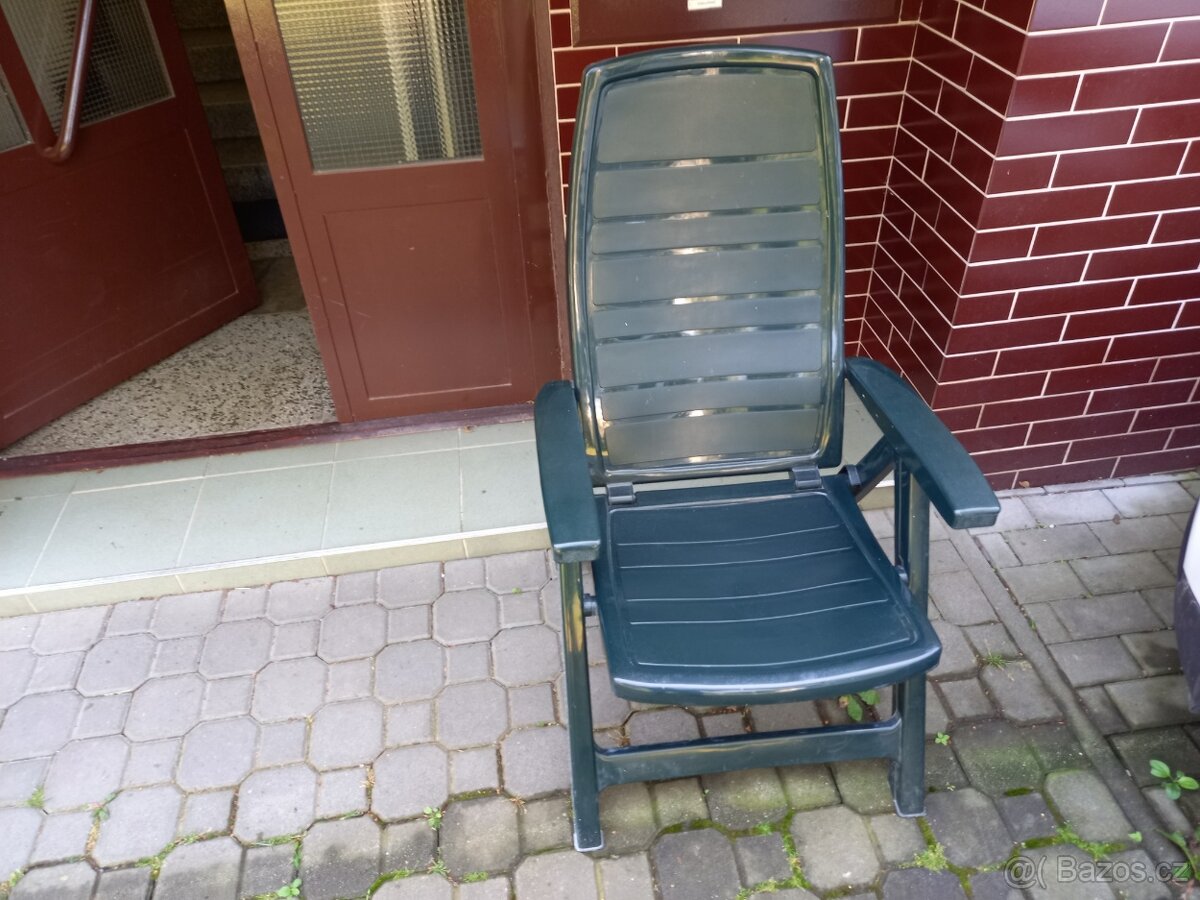 Prodám plastové zahradní křeslo.