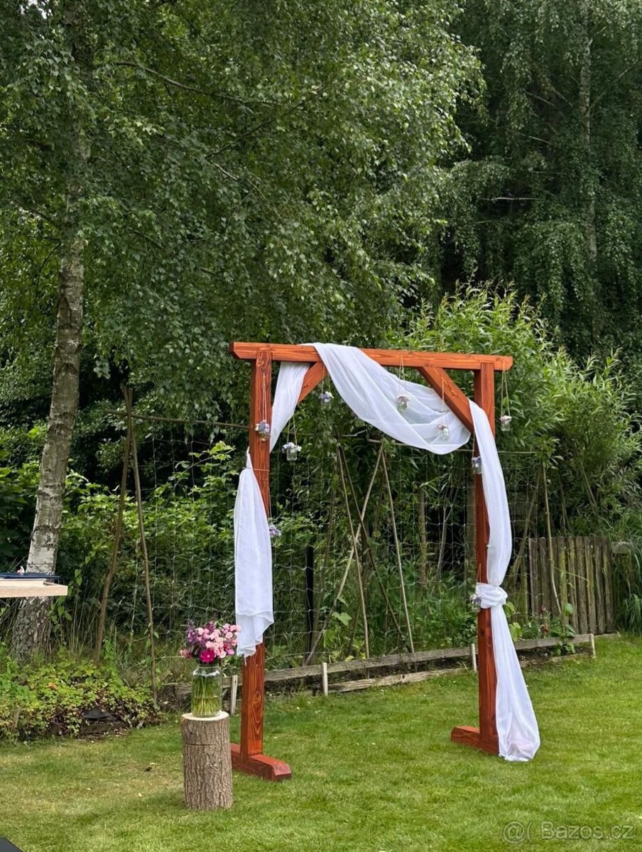 Svatební drevěná slavobrána