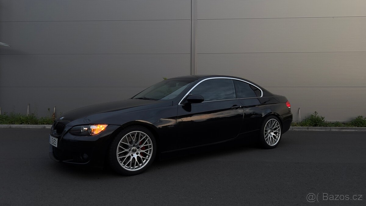 BMW E92 Coupé 330d • 170 kW + chip Automat Slušná výbava