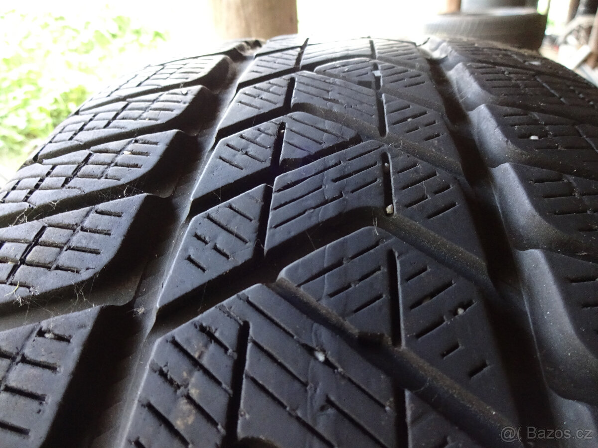 Zimní pneu Pirelli 235/65R17 - pěkný stav - možnost obutí