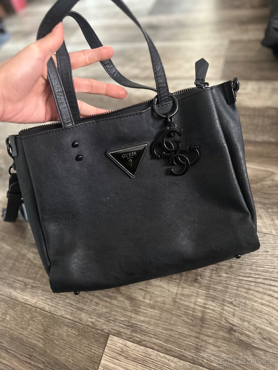 Guess černá kabelka s přívěskem – elegantní klasika