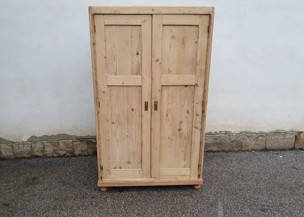 STAROŽITNÁ SKŘÍNKA PO CELKOVÉ RENOVACI