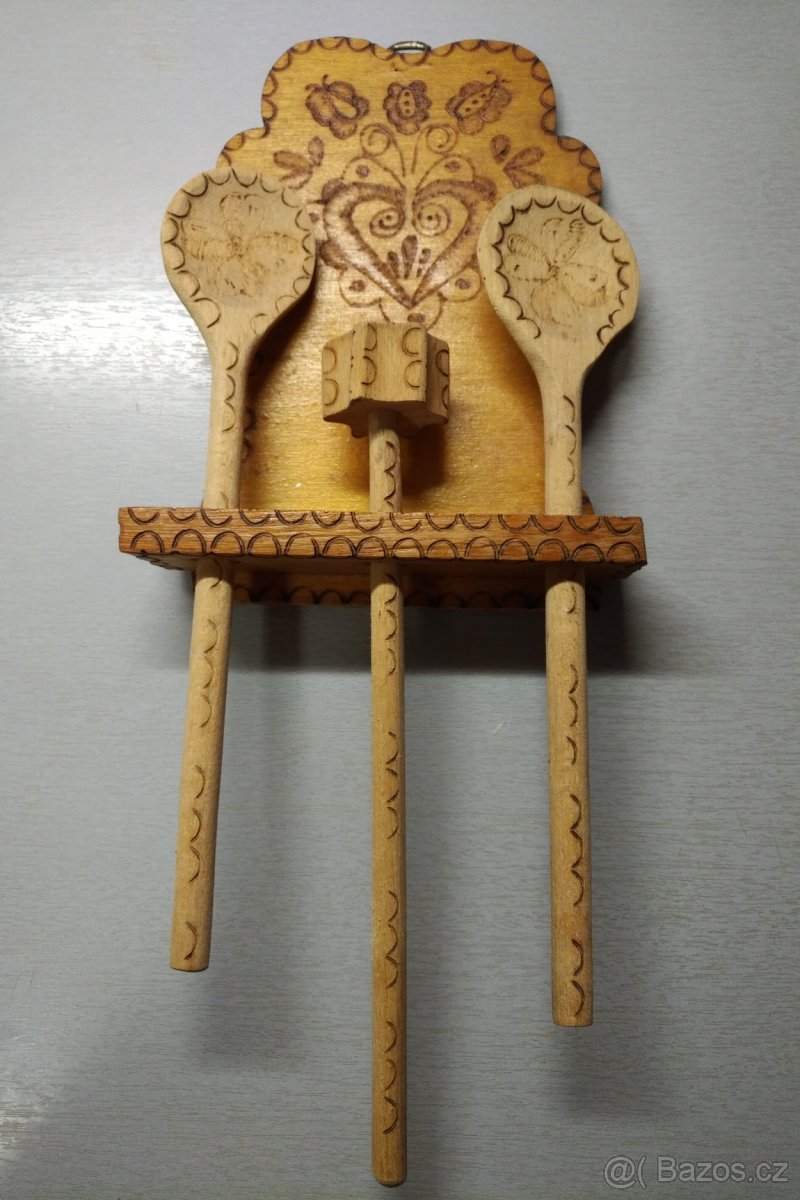 Dřevěné vařečky s folklórním motivem