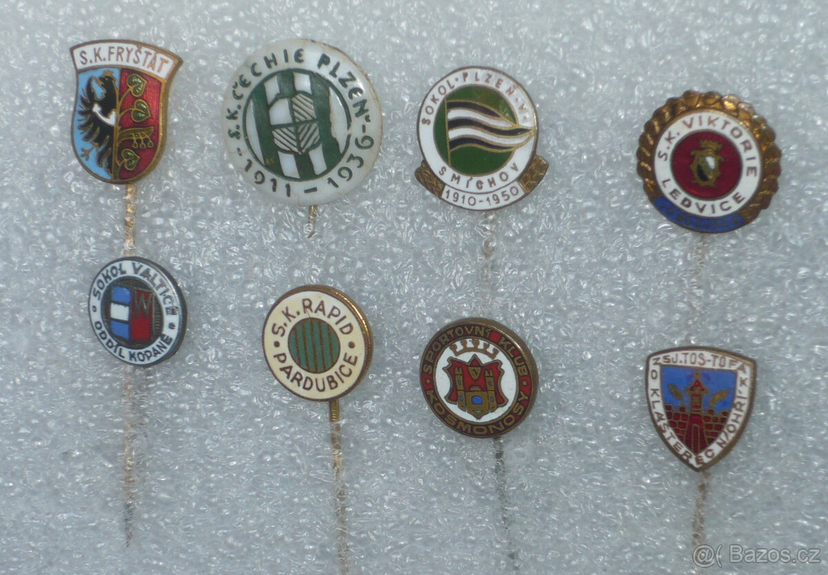 Staré fotbalové odznaky kopaná