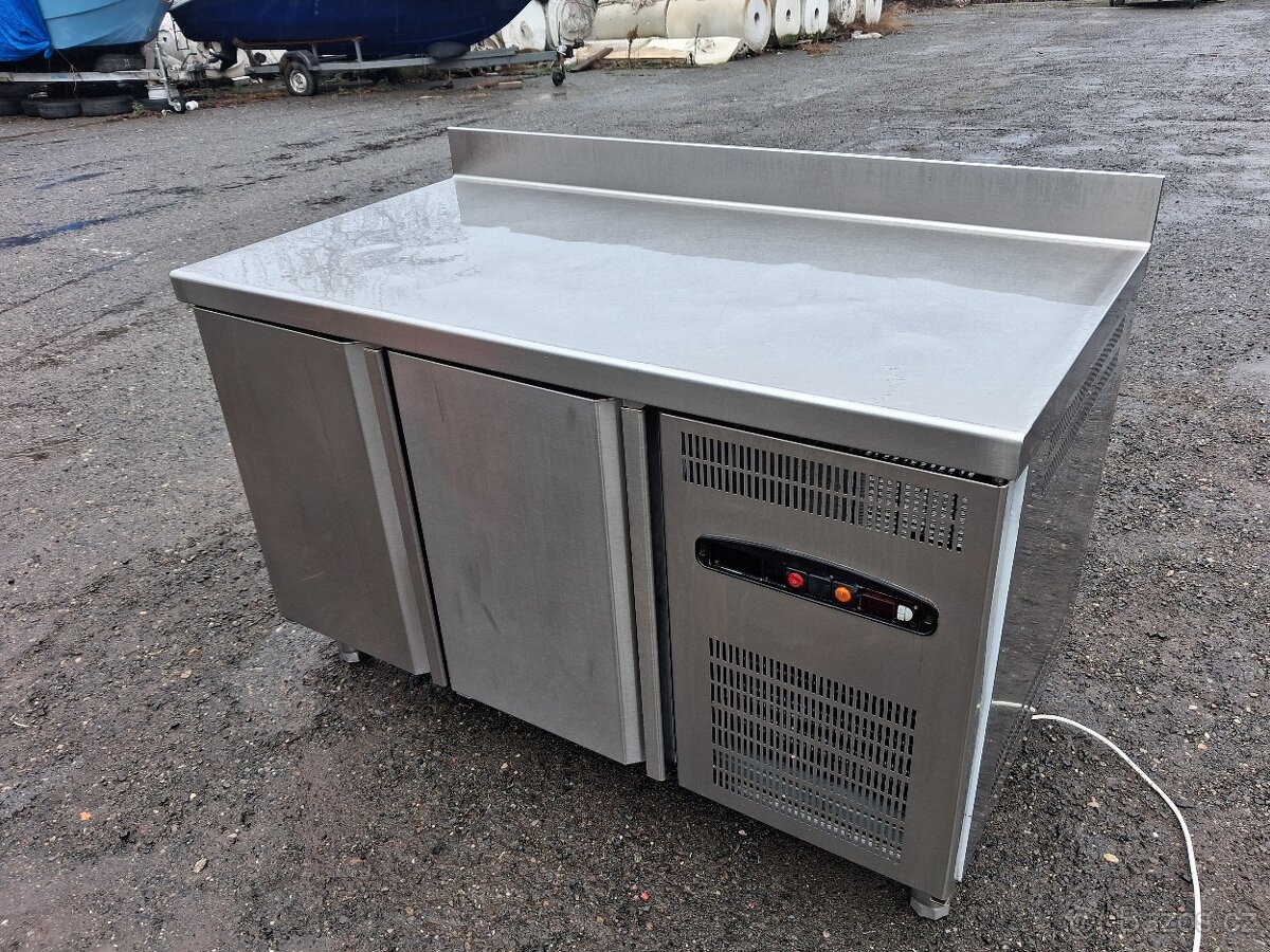 Chladící stůl Coreco MRG 150 s 2x dveřmi a vsuvy na GN