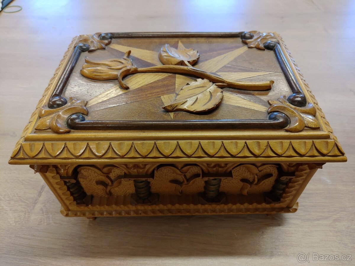 Vyřezávaná skříňka, vyřezávané poličky, podstavce na květiny