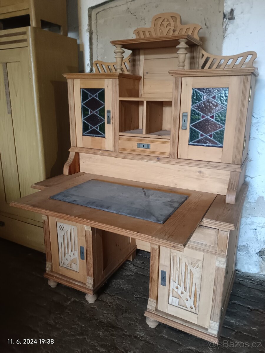 Starožitný psací stůl