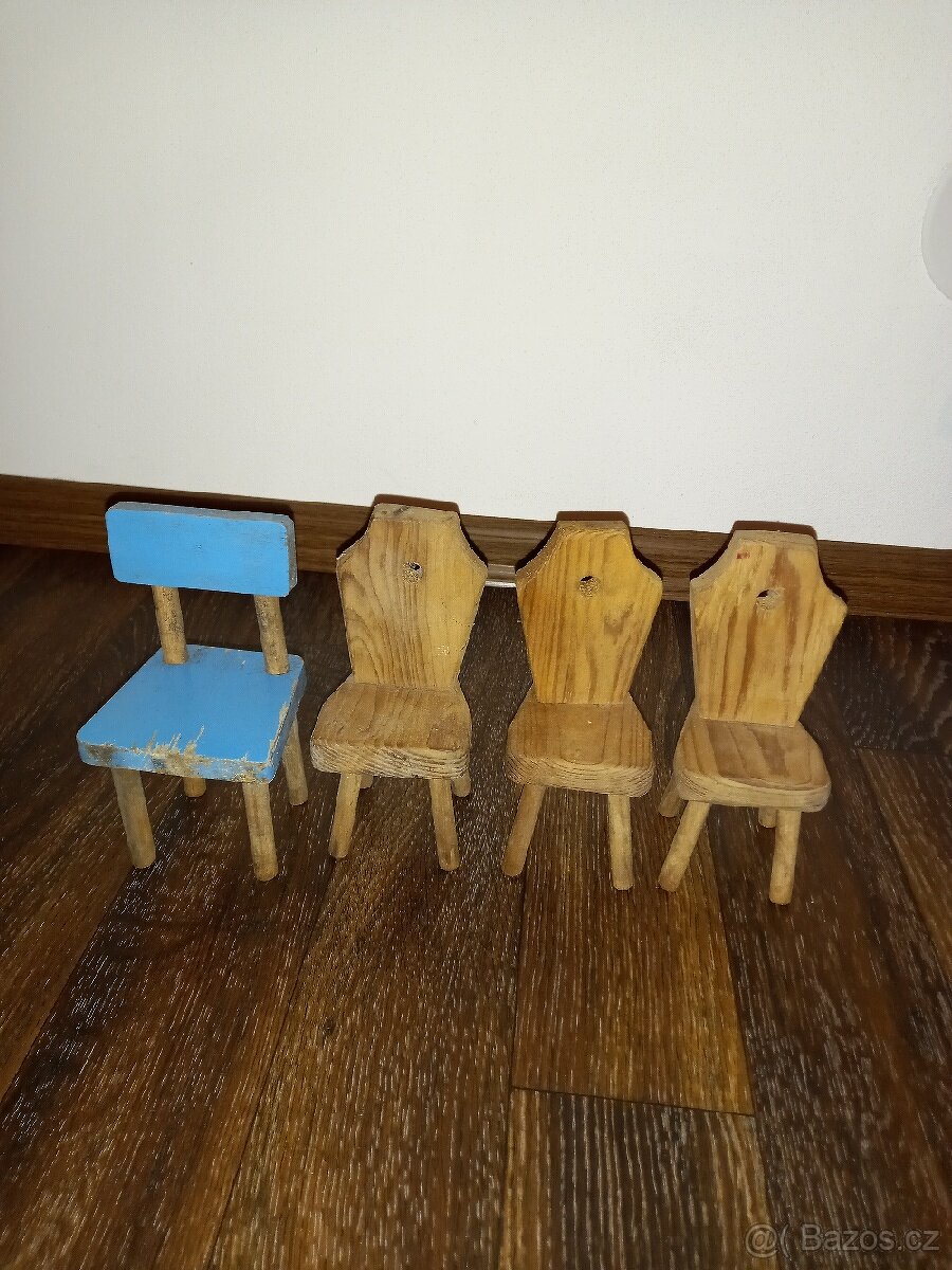 Židličky pro panenky