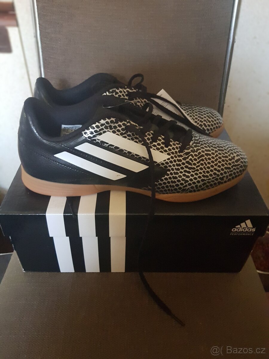 Prodám úplně nové botasky Adidas (sálovky) v.43