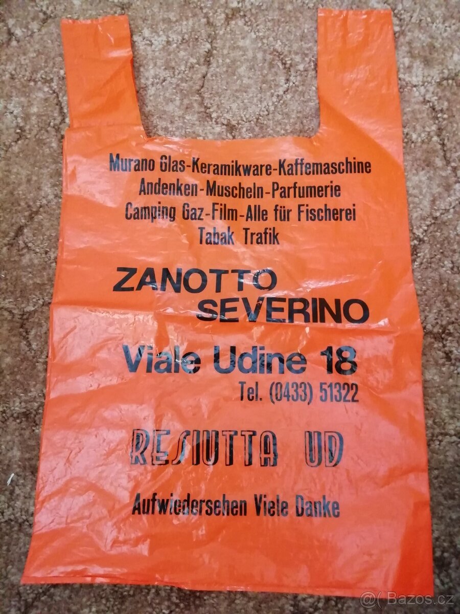 Různé druhy retro reklamních tašek