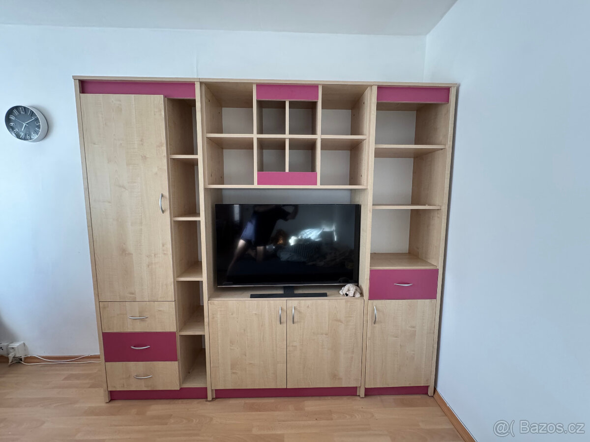 Dětská nábytková stěna s nočním stolkem pro žákyni.