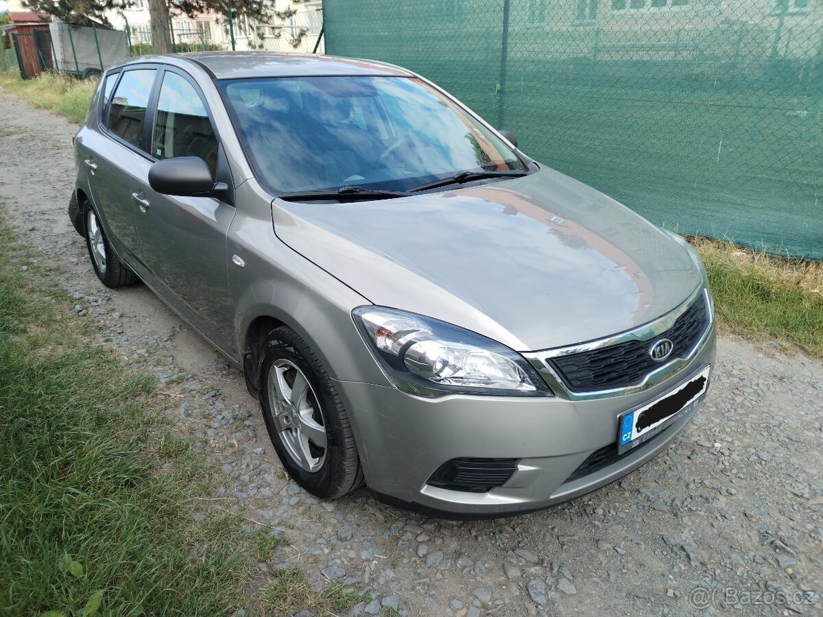 Kia Ceed 1.4benzin-Koup.Čr,103000KM,PO SERVISU
