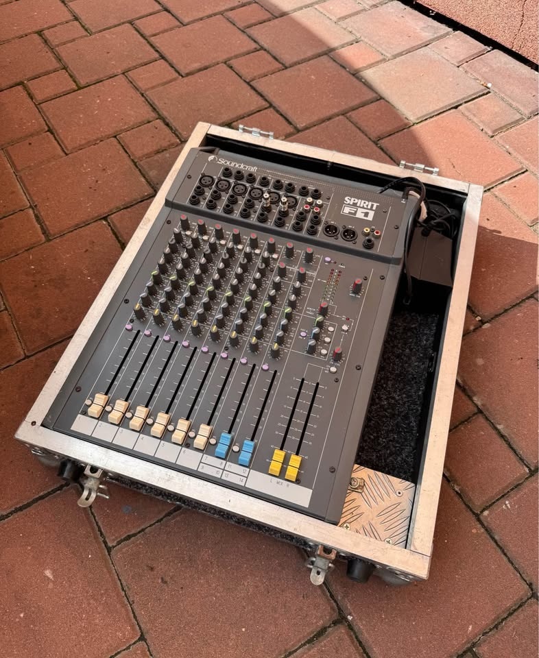 Mixpult Soundcraft Spirit F1