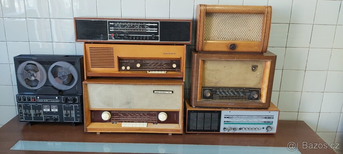 Radio + kotoučový magnetofon.