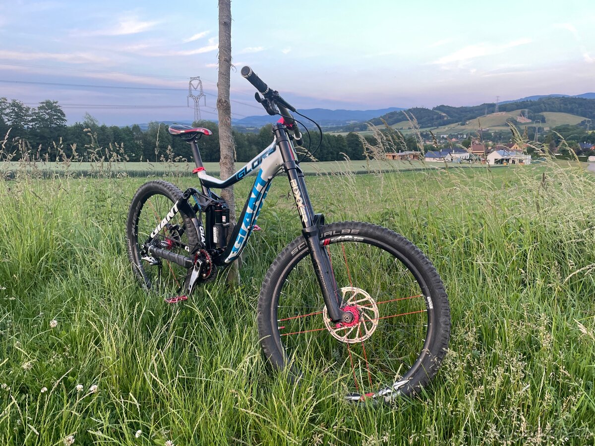 Giant Glory DH – špičkový downhill bike, top stav