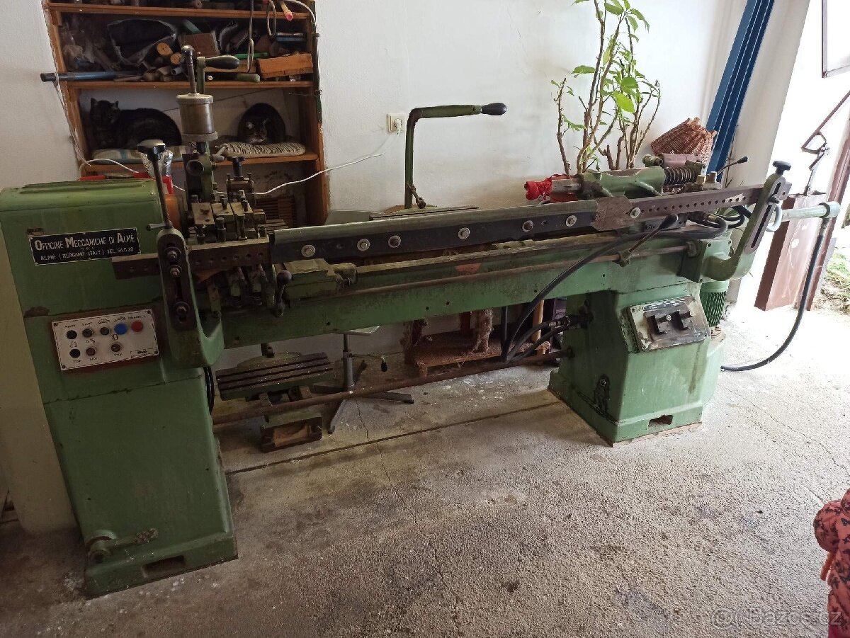 Poloautomatický soustruh na dřevo