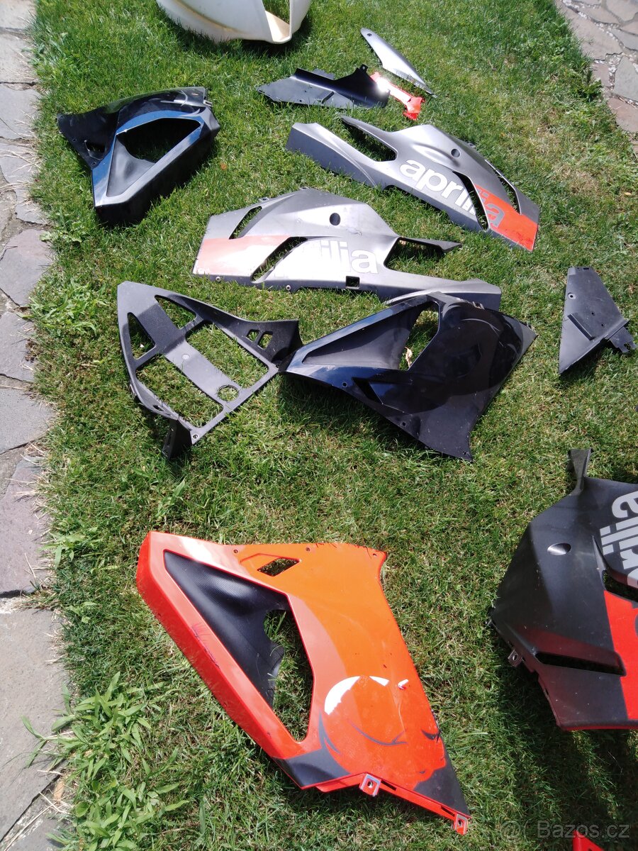 Apríla RSV kapoty, plasty