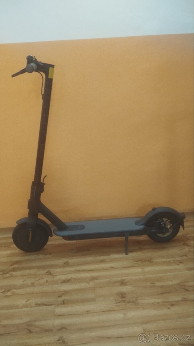 Xiaomi electric scooter mi essential, velmi dobrý stav