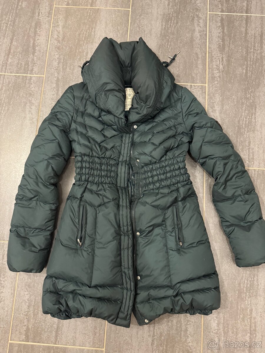 Vypasovaná péřová bunda Guess