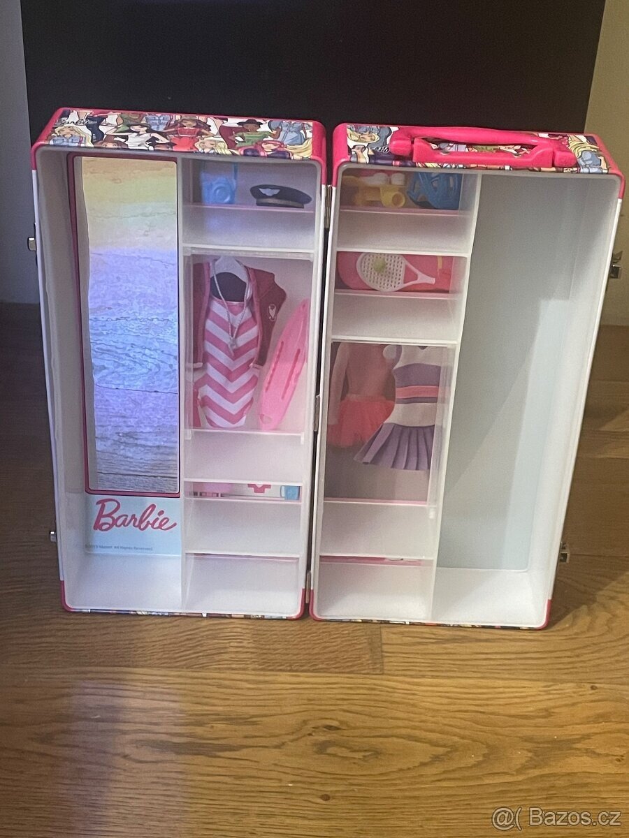 šatní skříň pro Barbie