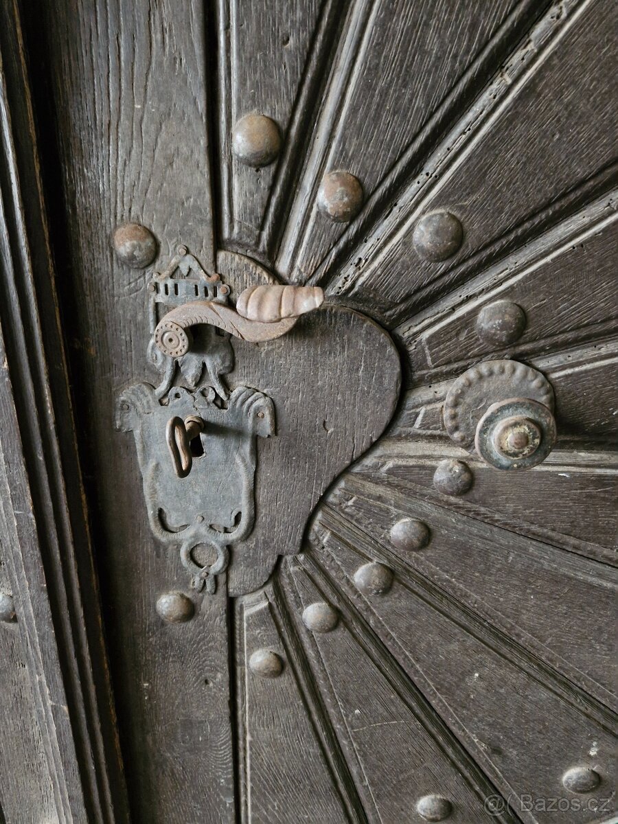 Historické staré dveře